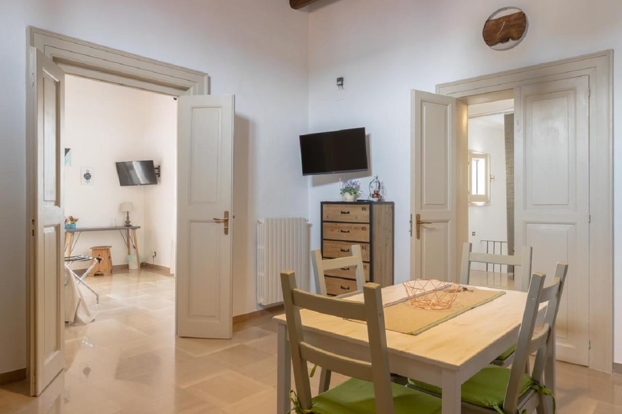 Palazzo Bianchi Domus Holidays Trani Exterior foto