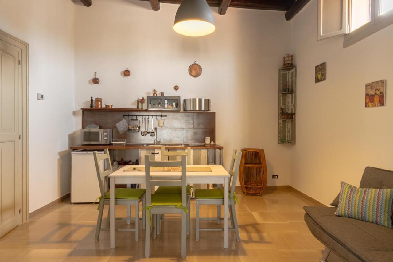 Palazzo Bianchi Domus Holidays Trani Habitación foto